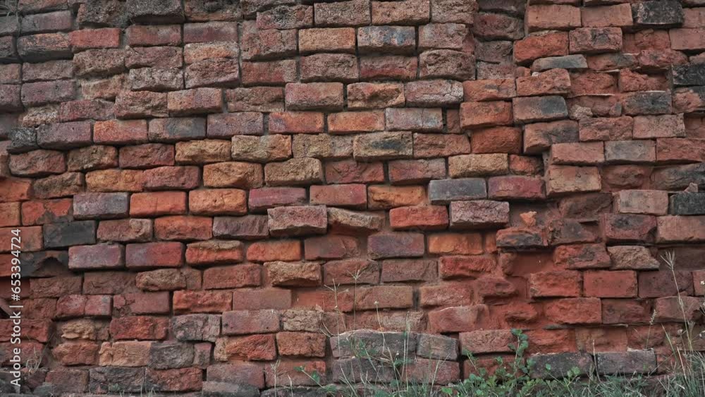 .Meru Brahmathat. This building is locate 100 metres to the southeast of Prasat Phimai. .It is the large brick chedi that stands on an eastern mound.