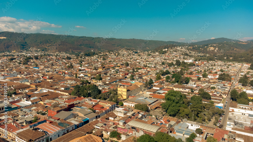 Vista aérea de Ciudad e iglesia en Pueblo Mágico San Cristóbal de las Casas con montañas .