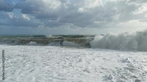 Panoramica sulla spiaggia del Mingardo a Palinuro, Italia, con il mare agitato e le onde che si infrangono sugli scogli photo