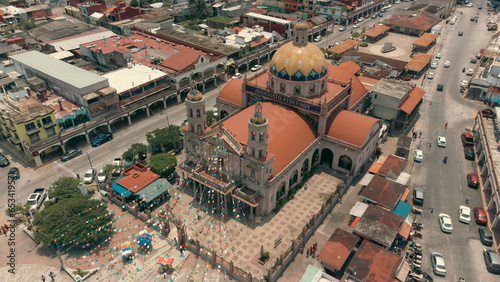 Iglesia y glorieta, rotonda pueblo y ciudad de Jalpa de Méndez cerca de Villahermosa, Tabasco desde vista aérea en drone 