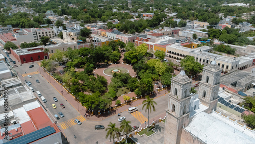 Vista aérea del parque e iglesia en Pueblo Mágico en Valladolid, Yucatán en México