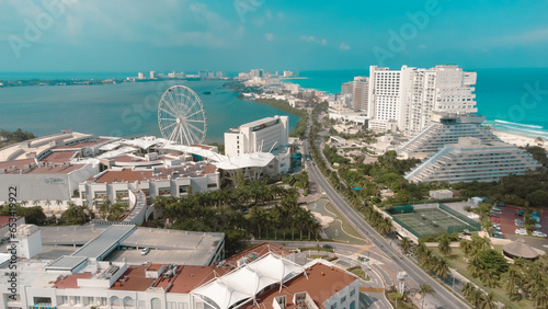 Vista aérea de edificios y hoteles en la zona hotelera de Cancún, Quintana Roo a la orilla del mar y playa con drone. 