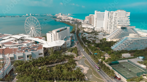 Vista aérea de edificios y hoteles en la zona hotelera de Cancún, Quintana Roo a la orilla del mar y playa con drone. 