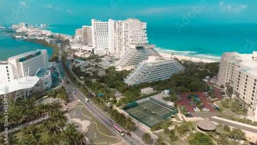Vista aérea de edificios y hoteles en la zona hotelera de Cancún, Quintana Roo a la orilla del mar y playa con drone. 