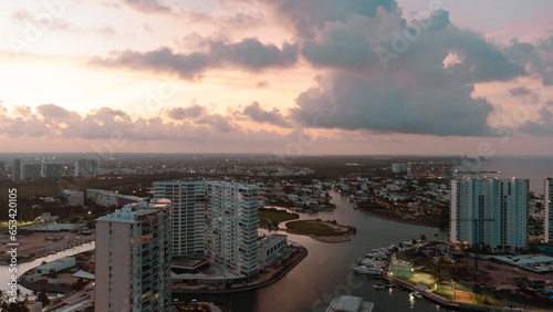 Vista aérea de edificios y hoteles en la zona hotelera de Cancún, Quintana Roo a la orilla del mar y playa con drone. 