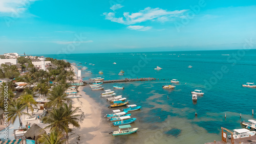 Barcos en el puerto de Puerto Morelos, Quintana Roo junto a la playa y el mar.
