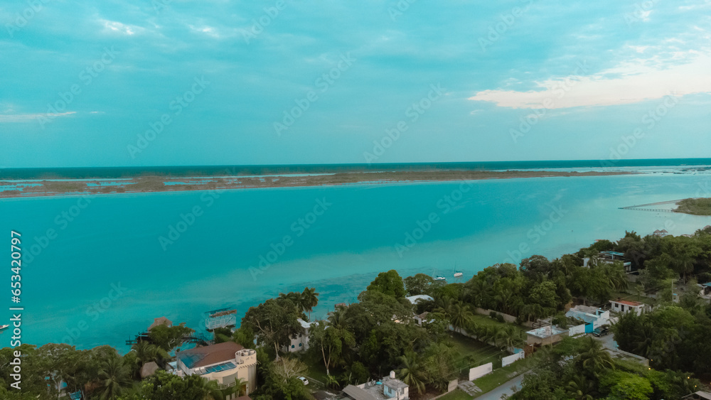  Vista aérea de Bacalar la laguna de los 7 colores en Campeche, México cerca de Chetumal en Quintana Roo
