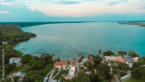  Vista aérea de Bacalar la laguna de los 7 colores en Campeche, México cerca de Chetumal en Quintana Roo