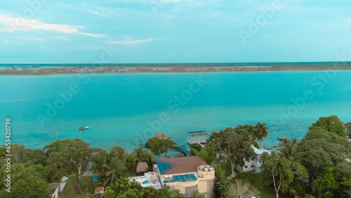  Vista a  rea de Bacalar la laguna de los 7 colores en Campeche  M  xico cerca de Chetumal en Quintana Roo