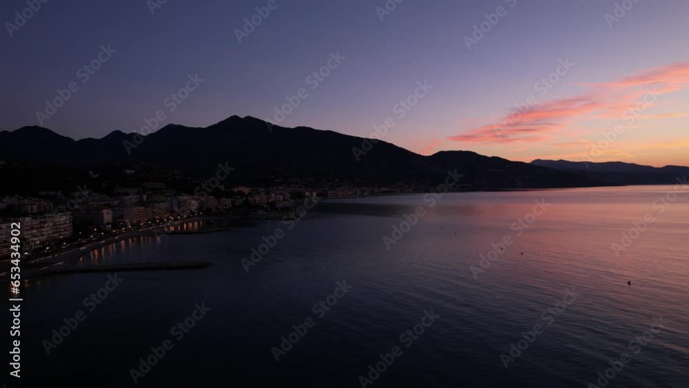 rivage et bateaux au lever du soleil coloré le matin - méditerrannée rivage et bateaux au lever du soleil coloré le matin - méditerrannée