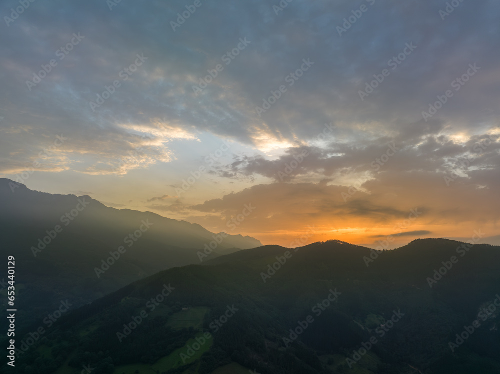 Sonnenuntergang über den Pyrenäen, Berggipfel, Luftbild