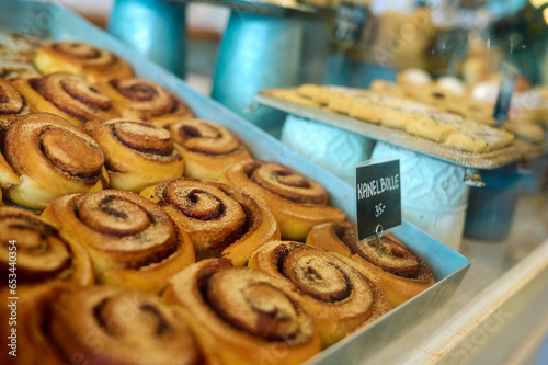 Canvas Print The famous Swedish cinnamon rolls (Kanelbulle) in a bakery in Stockholm