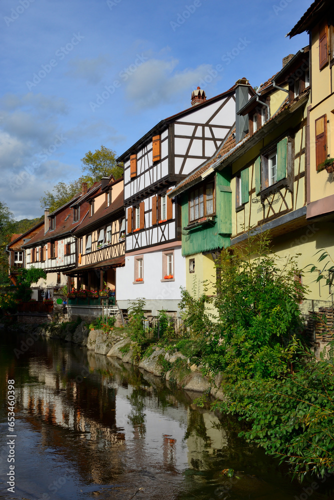 Vue sur la Weiss à à Kaysersberg (68) en Alsace, France