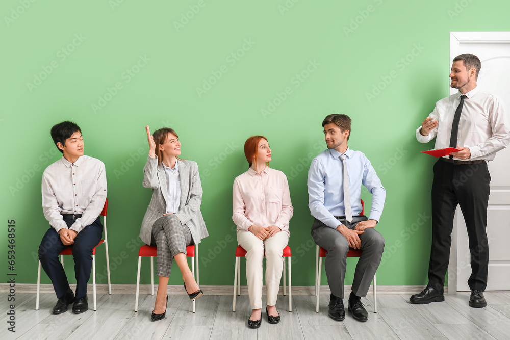 Obraz premium Human resources manager with applicants in room