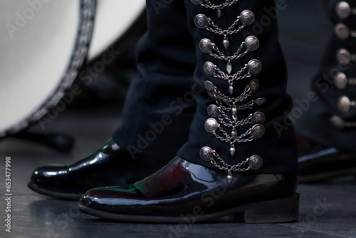 Detalle de pantalon y bota negro de mariachero Mexicano 