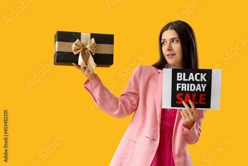Young woman with gift box o...