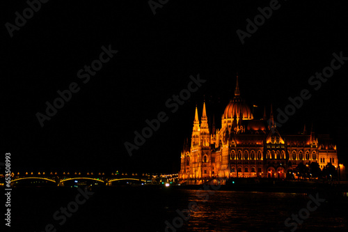 Parlament in Budapest bei Nacht photo