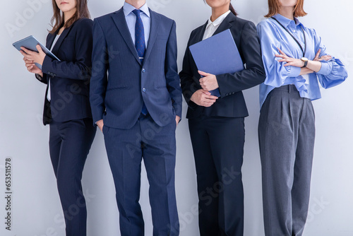Foto スーツを着た複数の男女 　Business