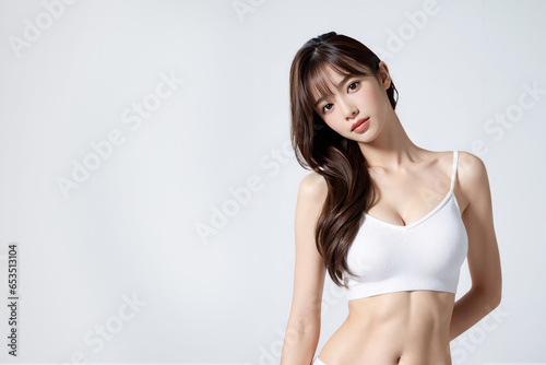 エクササイズ・ヨガ・フィットネスをしている美肌美白の若い日本人女性の美容・ビューティーポートレート(美人モデル)