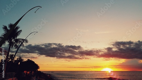 keindahan matahari terbenam di bali  photo