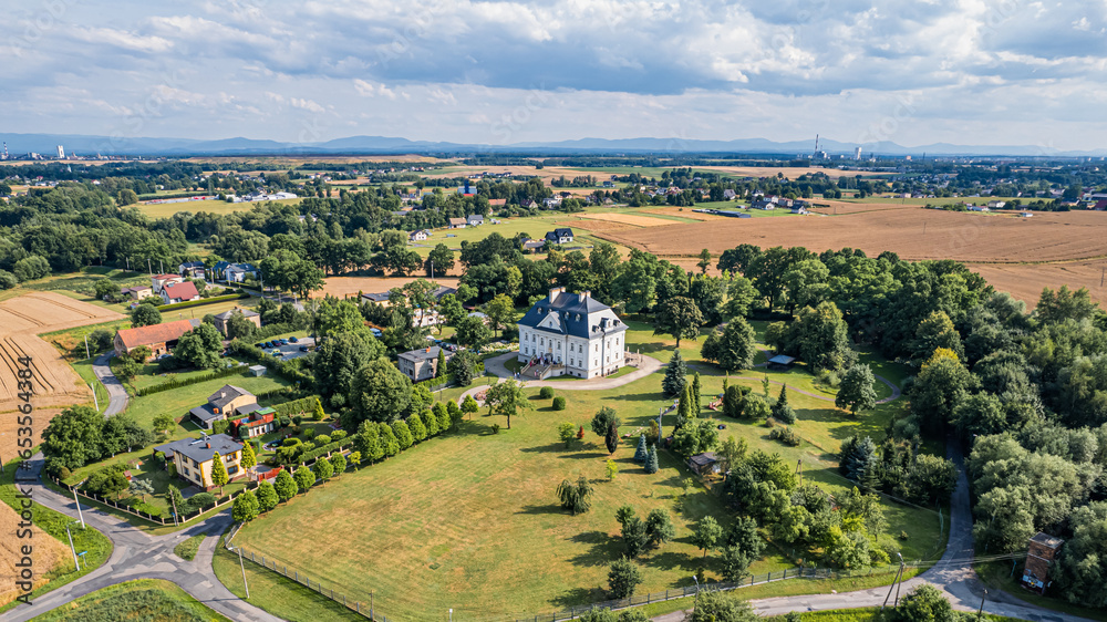 Park pałacowy w Jastrzębiu-Zdroju na Śląsku w Polsce, panorama latem z lotu ptaka