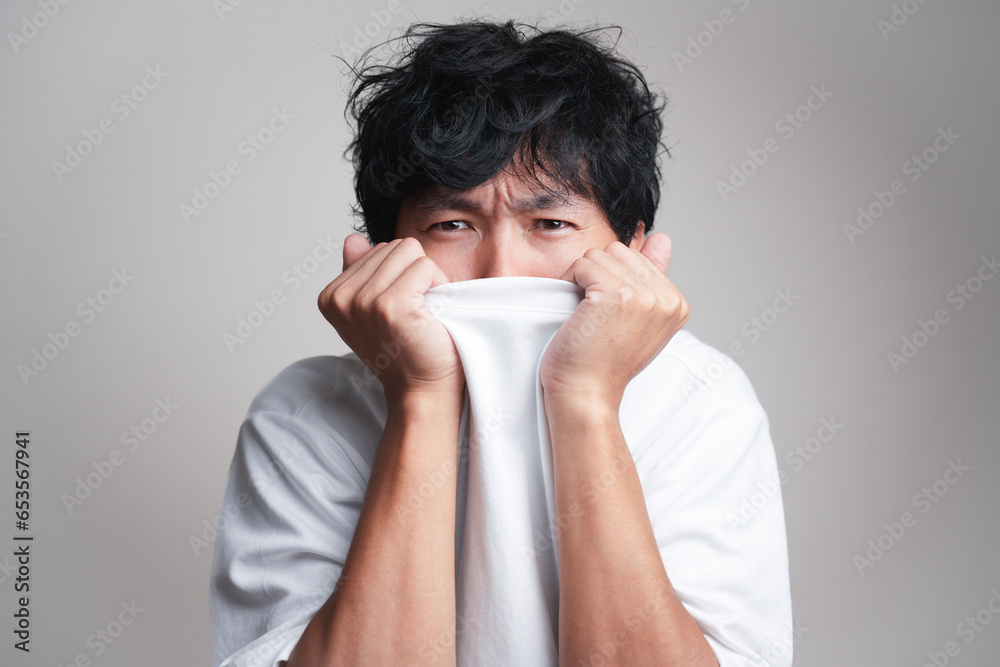 顔を隠す男性 顔を隠す男性