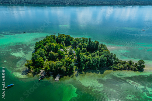 Die idyllische Roseninsel im Starnberger See im Luftbild