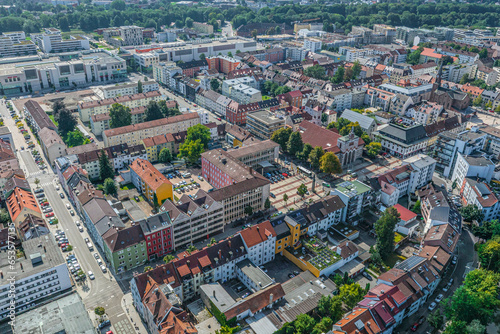 Das Stadtzentrum der bayerisch-schwäbischen Stadt Neu-Ulm aus der Luft