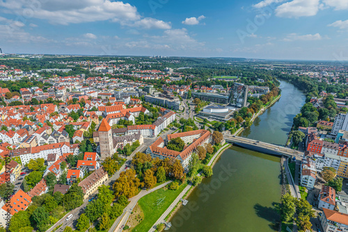 Blick über die Donau auf Ulm rund um den Gänsturm, Teil der mittelalterlichen Stadtbefestigung