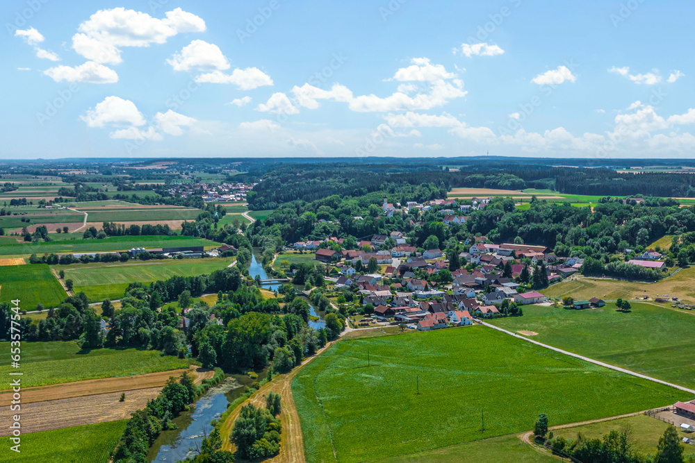 Ausblick auf das Dorf Blankenburg im Schmuttertal in Schwaben