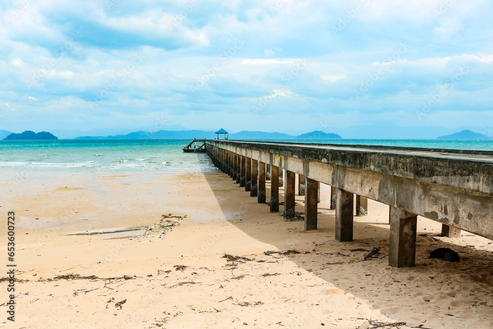Obraz premium Pier against the backdrop of a beautiful azure bay in a transparent sea, vacation, travel, dream. Copy space.