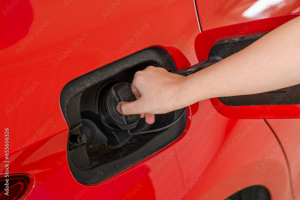 Otwierać wlew paliwa w czerwonym samochodzie - obrazy, fototapety, plakaty 