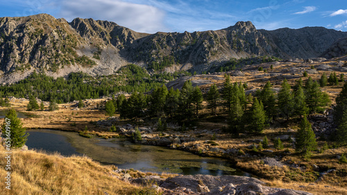 Paysage de montagne sauvage autour du lac des Merveilles dans le Parc National du Mercantour en été dans le département des Alpes-Maritimes en France