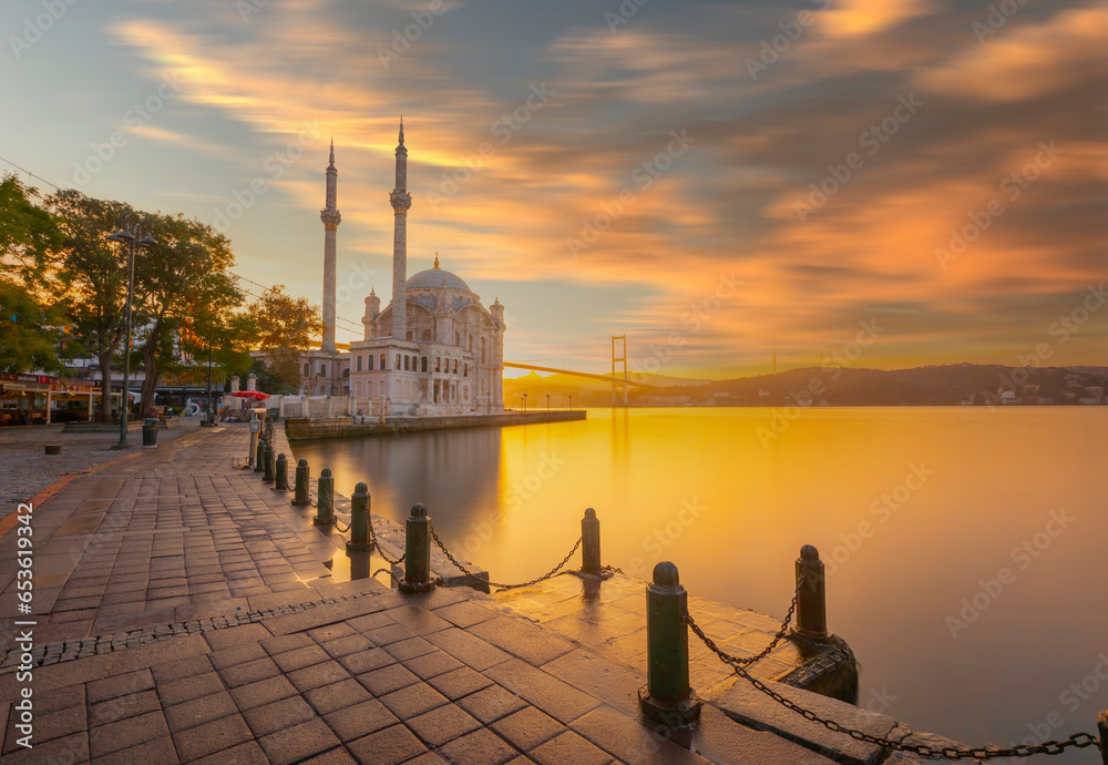 Obraz na płótnie Ortakoy Istanbul landscape beautiful sunrise with clouds Ortakoy Mosque and Bosphorus Bridge, Istanbul Turkey. Best touristic destination of Istanbul w salonie