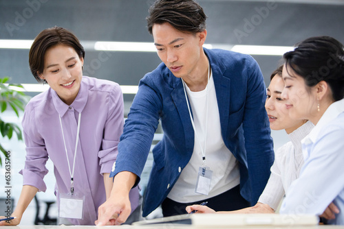 会議をするビジネスマンとビジネスウーマン