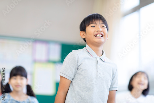 授業中に発表をする小学生