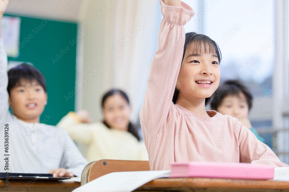 元気に手をあげる女の子 元気に手をあげる女の子