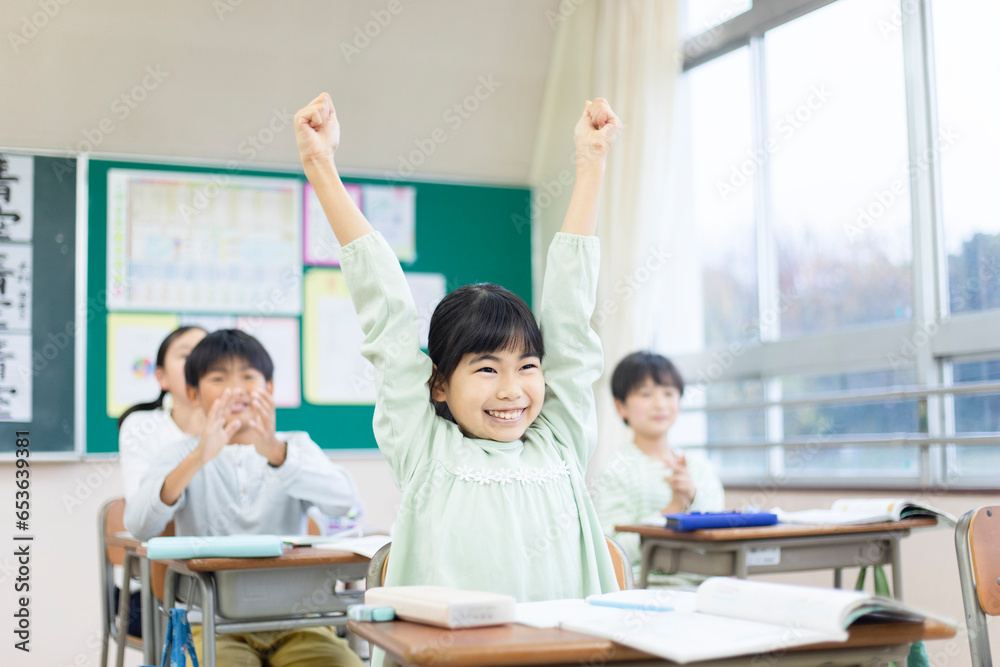 元気に手をあげる女の子 元気に手をあげる女の子
