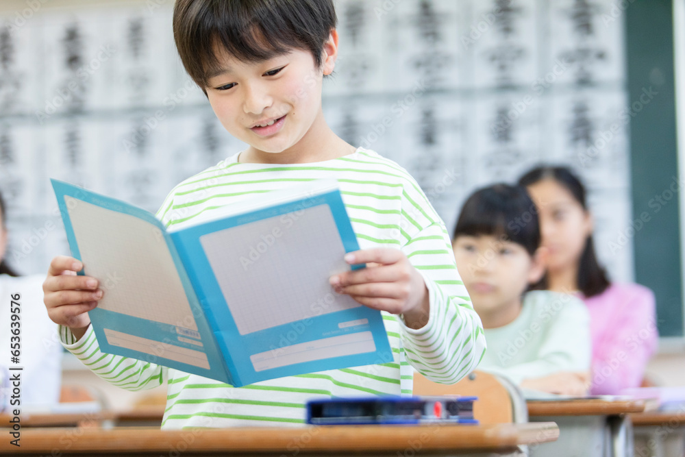 発表をする小学生 発表をする小学生