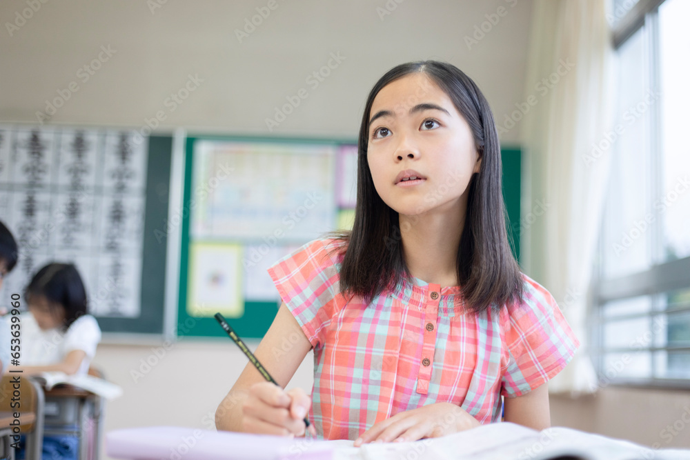 授業中に勉強をする小学生