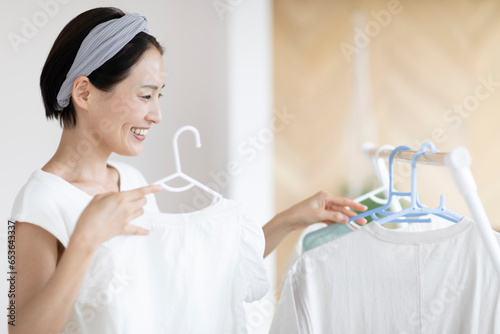 洗濯物を干す女性