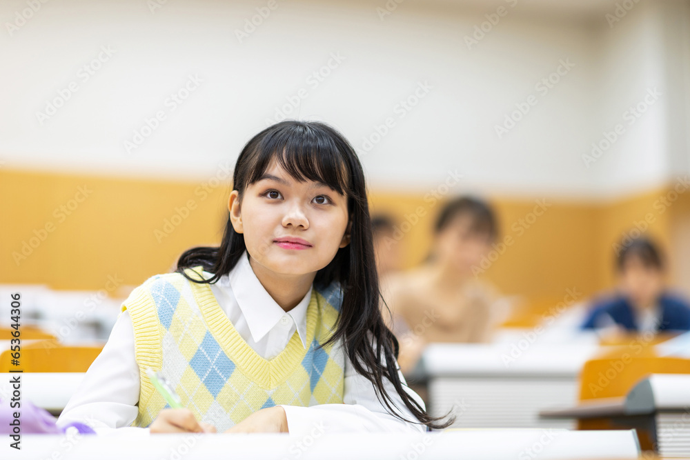 講義を受ける大学生 講義を受ける大学生