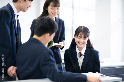 休み時間を過ごす学生