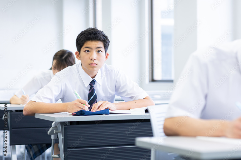 授業を受ける学生 授業を受ける学生