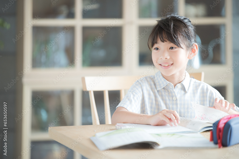 勉強しながら笑う女の子 勉強しながら笑う女の子