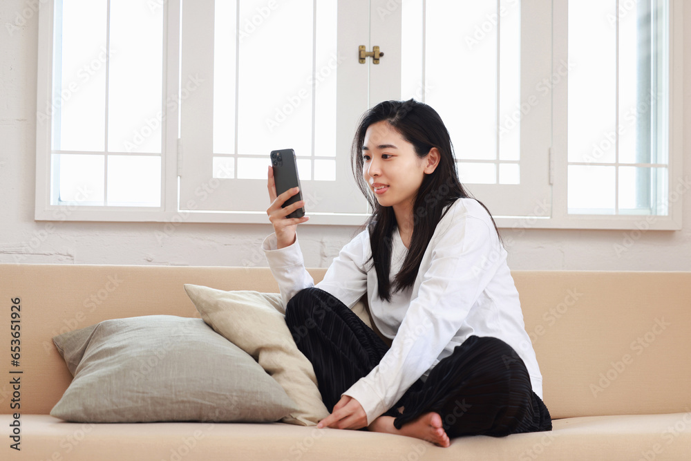 スマホを見る女性 スマホを見る女性