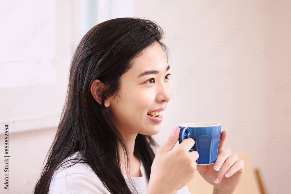 リビングでコーヒーを飲む女性 リビングでコーヒーを飲む女性