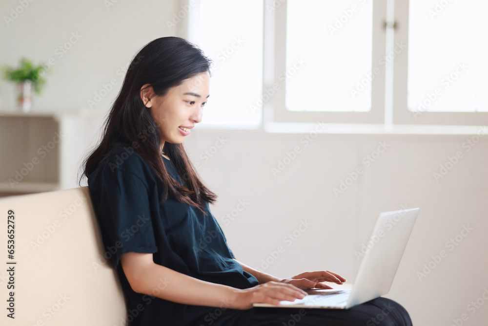 パソコンで作業する笑顔の女性 パソコンで作業する笑顔の女性