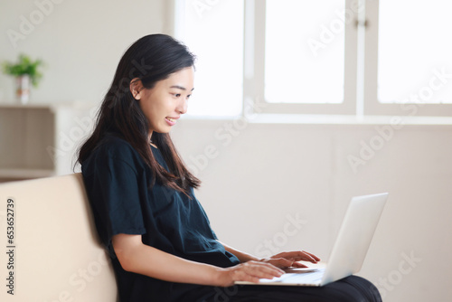パソコンで作業する笑顔の女性 photo