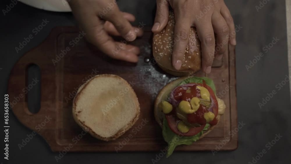 HAMBURGUESAS TABLA CARNE CEBOLLA MANOS